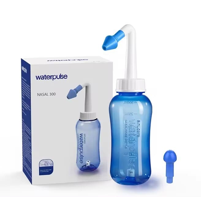 Water Pulse น้ำเกลือล้างจมูก ตัวบรรจุภัณฑ์ทำการออกแบบเป็นขวดบีบ พร้อมท่อเปลี่ยนใช้ได้ทั้ง